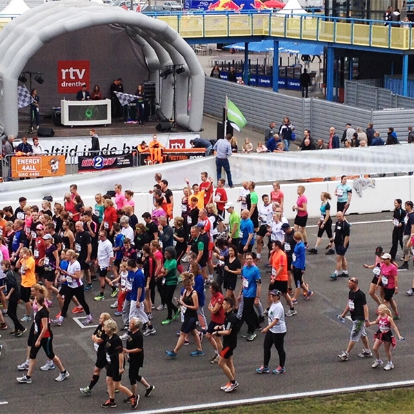 Start van de TT-Run Assen met een DJ op het podium